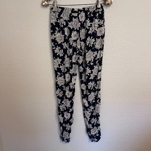 Brandy Melville Black and White Floral Joggers Women - Picture 6 of 10
